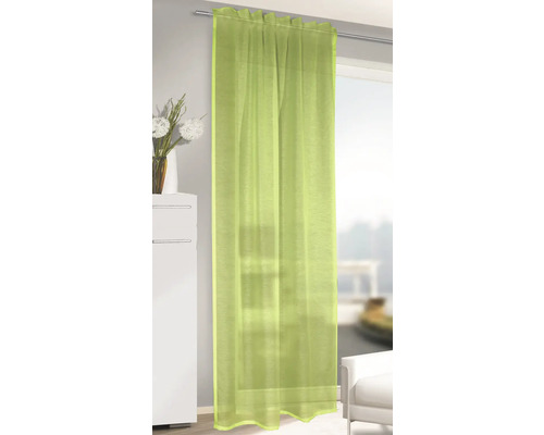 Perdea verde transparentă la fereastră