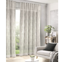 Cameră de zi cu ferestre, perdele, canapea și decor