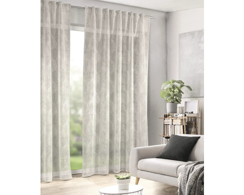 Cameră de zi cu ferestre, perdele, canapea și decor