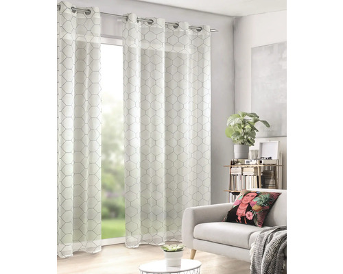 Perdea cu model geometric în fața unei ferestre