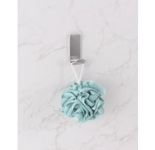 Un burete de baie atârnă de un cârlig.