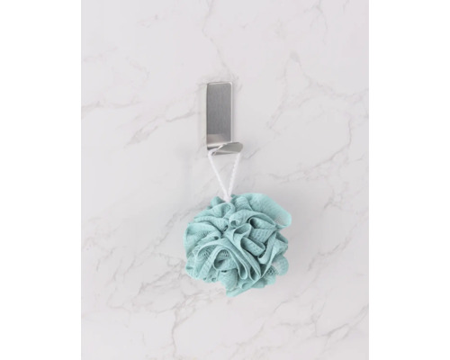 Un burete de baie atârnă de un cârlig.