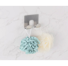 Vedere de sus a unui cârlig de prosop din oțel inoxidabil cu bureți de baie pe un perete de marmură