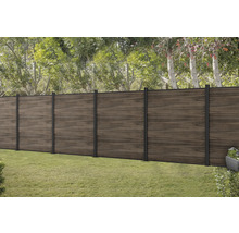 Gard din lemn cu stâlpi metalici în grădină