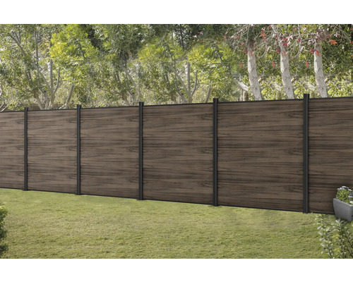 Gard din lemn cu stâlpi metalici în grădină