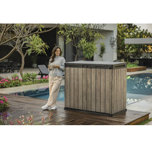 Cutie de depozitare pentru grădină cu aspect de lemn lângă o femeie pe o terasă