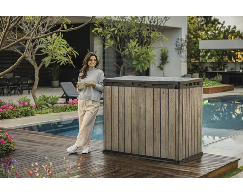 Cutie de depozitare pentru grădină cu aspect de lemn lângă o femeie pe o terasă