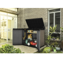 Dulap de scule deschis cu unelte de grădinărit și mașină de tuns iarba