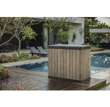 Scenă de grădină cu o cutie de depozitare lângă o piscină pe o terasă din lemn.