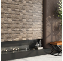 Cameră de zi cu șemineu și plăci de perete cu aspect de piatră.