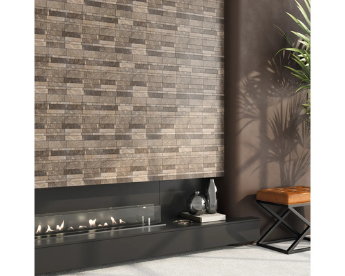 Cameră de zi cu șemineu și plăci de perete cu aspect de piatră.