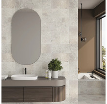 Baie modernă cu chiuvetă, oglindă, cadă și plăci de travertin