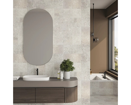 Baie modernă cu chiuvetă, oglindă, cadă și plăci de travertin