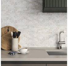 Scenă de bucătărie cu plăci de mozaic, chiuvetă, robinet, tocătoare, ustensile de bucătărie, cană și afine