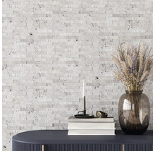 Placare decorativă pentru pereți cu model de cărămidă și stivă de cărți cu vază de flori