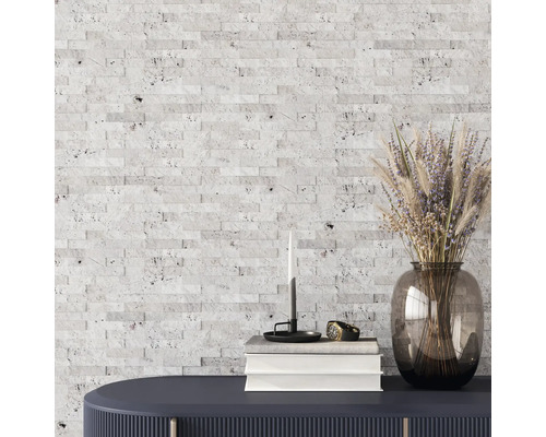 Placare decorativă pentru pereți cu model de cărămidă și stivă de cărți cu vază de flori