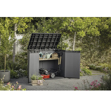 Dulap de grădină cu uși deschise și capac rabatat, umplut cu unelte de grădinărit și o mașină de tuns iarba