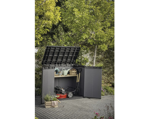 Șopron de grădină deschis cu unelte de grădinărit