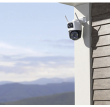 Cameră de supraveghere cu antene montată pe un perete al casei