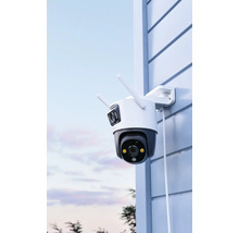 Cameră de supraveghere exterioară cu două antene montată pe peretele casei