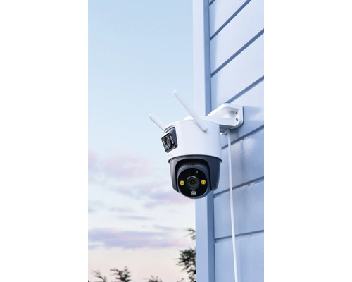 Cameră de supraveghere exterioară cu două antene montată pe peretele casei