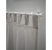 Perdele atârnate pe o tijă de perdea