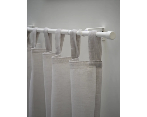 Perdele atârnate pe o tijă de perdea