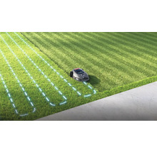 Robot de tuns iarba în funcțiune pe un gazon