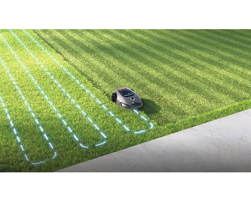 Robot de tuns iarba în funcțiune pe un gazon