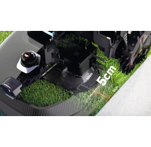 Vizualizare detaliată a unui robot de tuns iarba cu o lungime de tăiere de 5 până la 10 cm