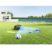 Robot de tuns iarba pe gazon cu minge de fotbal, piatră și furtun de grădină