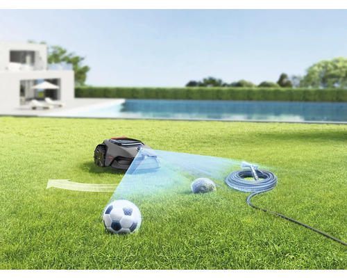 Robot de tuns iarba pe gazon cu minge de fotbal, piatră și furtun de grădină