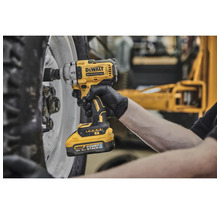 Cheie de impact cu acumulator DeWalt strângând o piuliță de roată