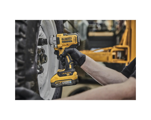 Cheie de impact cu acumulator DeWalt strângând o piuliță de roată