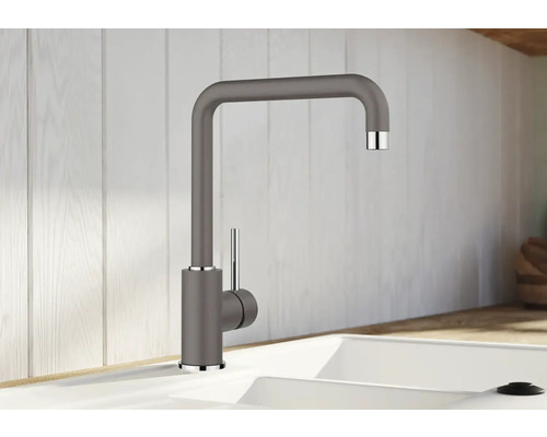 Baterie de bucătărie gri cu gura de scurgere unghiulară