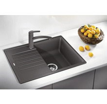 Chiuvetă cu picurător și robinet pe un blat de bucătărie