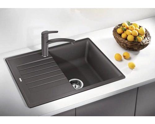 Chiuvetă cu picurător și robinet pe un blat de bucătărie