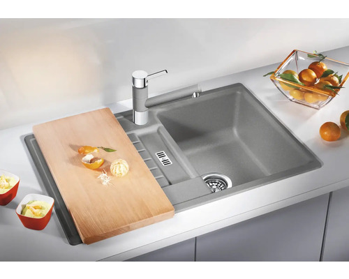 Chiuvetă de bucătărie din granit cu robinet și tocător