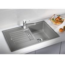 Chiuvetă cu picurător și baterie pe un blat de lucru