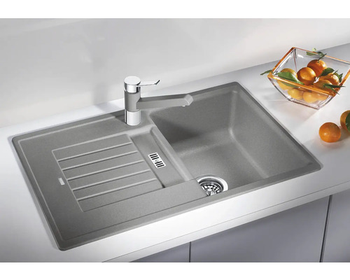 Chiuvetă cu picurător și baterie pe un blat de lucru