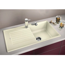 Chiuvetă cu picurător și baterie pe un blat de bucătărie