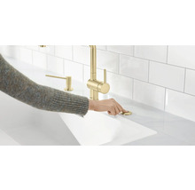 Scenă de bucătărie cu baterie de chiuvetă și braț care operează un buton