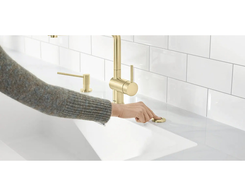 Scenă de bucătărie cu baterie de chiuvetă și braț care operează un buton