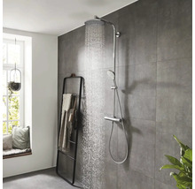 Scenă de duș cu armătură și suport pentru prosop în baie modernă