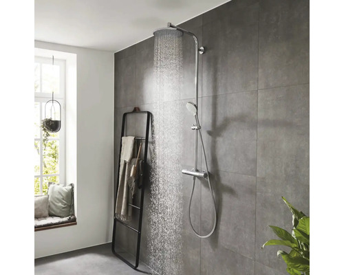 Scenă de duș cu armătură și suport pentru prosop în baie modernă