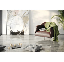 Living cu fotoliu, pătură, perne, artă abstractă și jocul X și 0