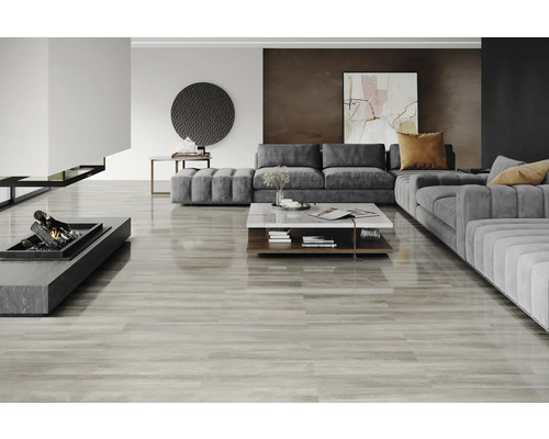 Living cu canapea, măsuță de cafea și șemineu pe podea de lemn