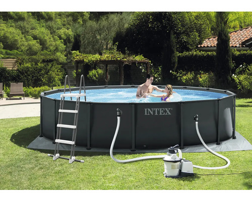 Piscina Intex cu scară și sistem de filtrare în grădină