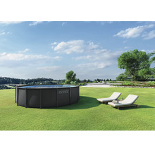 Bazin suprateran cu logo Intex pe un gazon