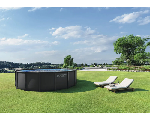 Bazin suprateran cu logo Intex pe un gazon